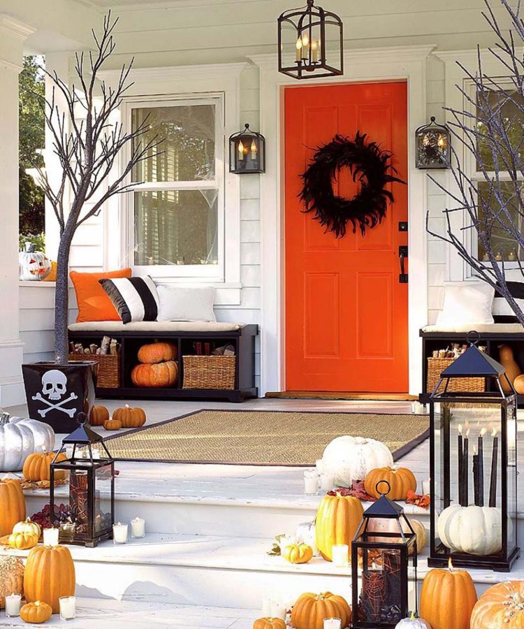 déco Halloween porche-couronne-porte-plumes-noires-citrouilles-lanternes