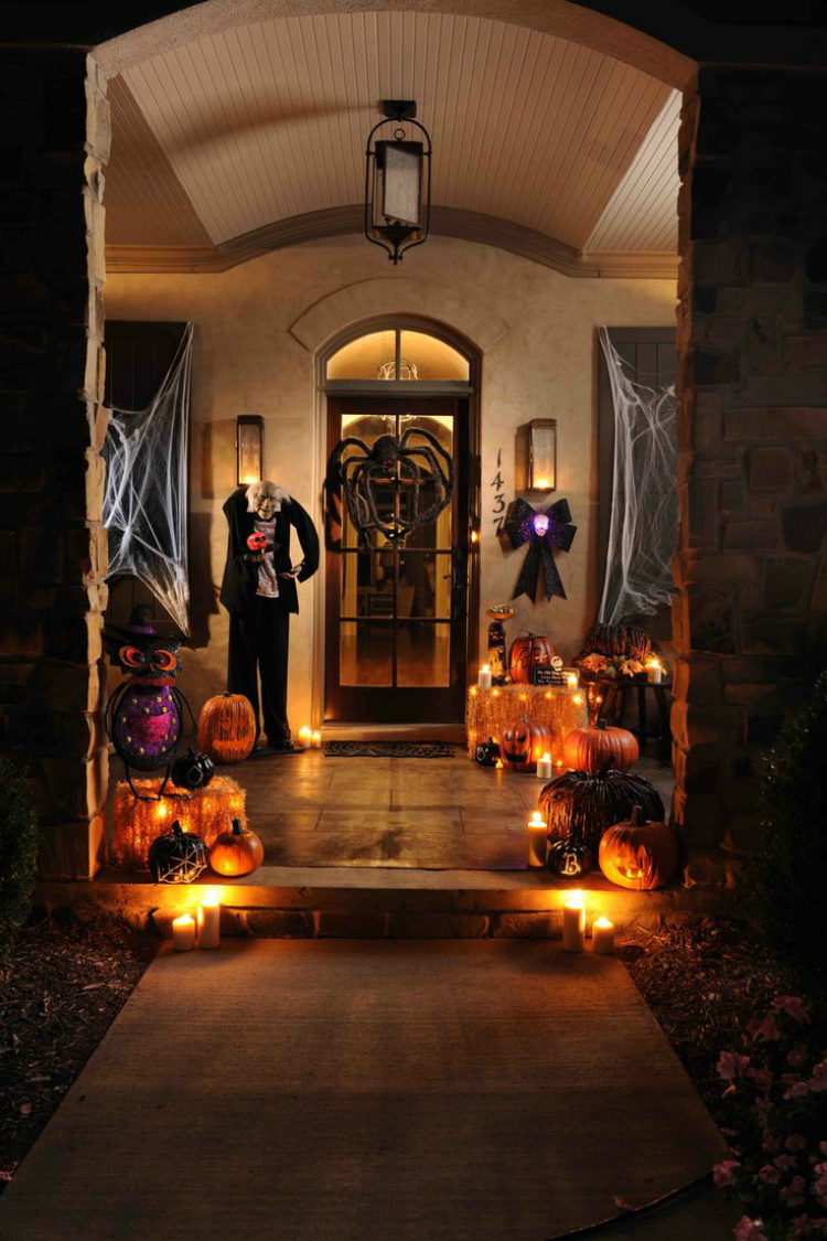 déco Halloween porche-lanternes-citrouilles-toiles-araignées-épouvantail