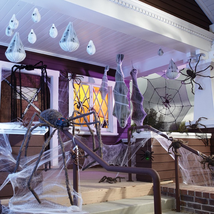 déco Halloween porche-momies-araignées-toiles-araignées-maison-hantée