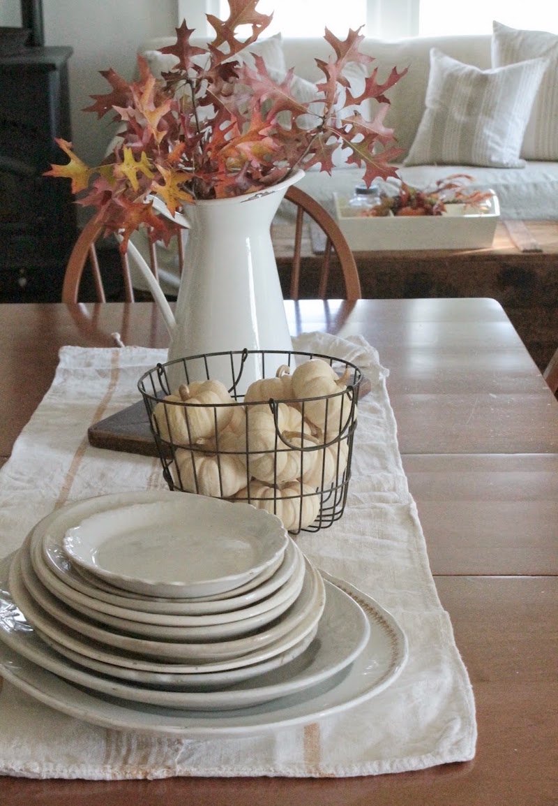déco table d'automne champêtre-chic-citrouilles-blanches-bouquet-feuilles