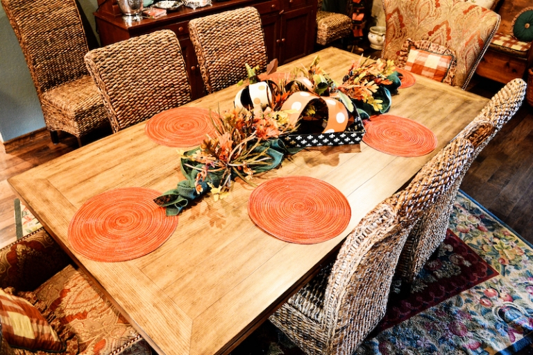 déco-table-automne-salle-manger-fleurs-rubans-motifs-dessous-assiettes