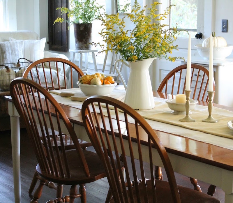 déco-table-salle-manger-automne-bouquet-fleurs-broc-métallique