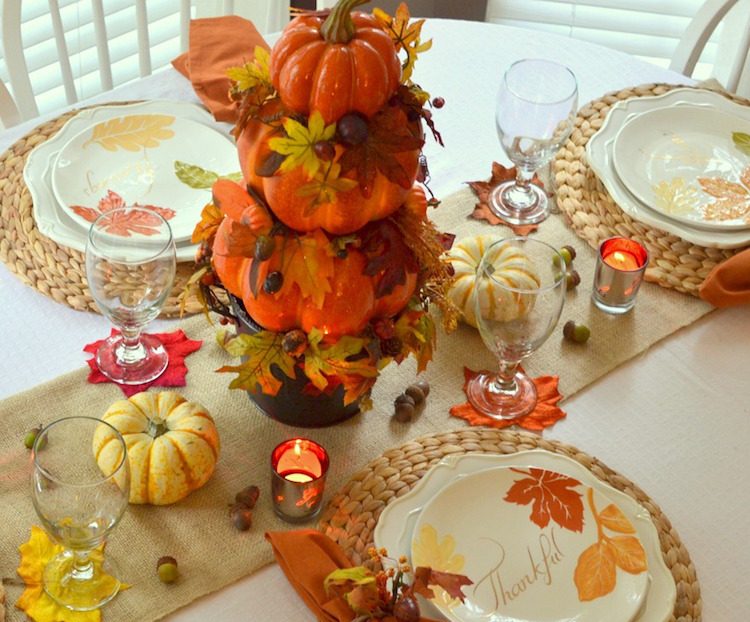 décoration automne -centre-table-citrouilles-chemin-table-jute-feuilles-automne