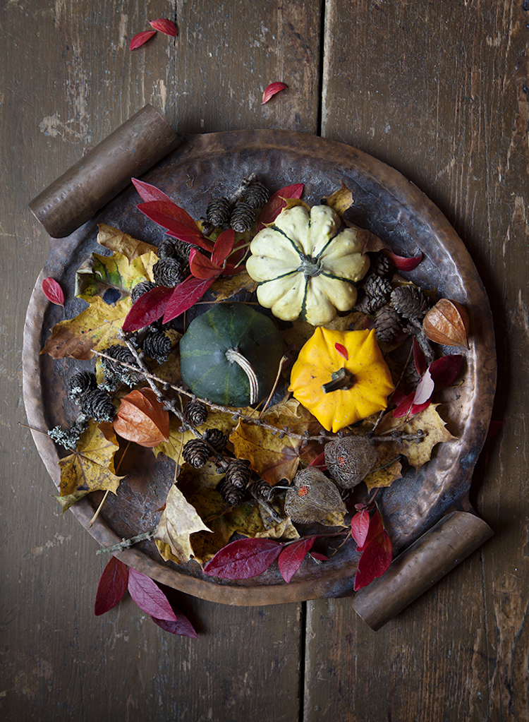 décoration automne -composition-citrouilles-feuilles-automne-lanternes-physalis