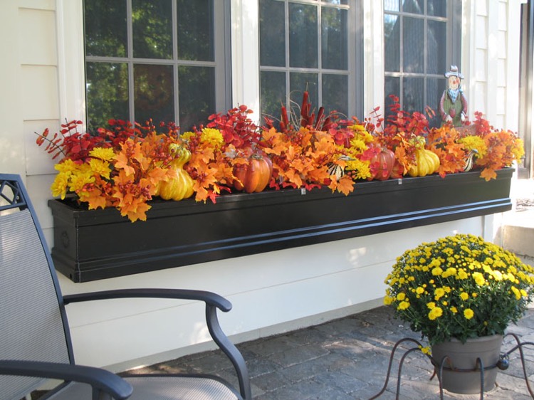 décoration automne -jardinière-composition-citrouilles-feuilles-automne-orange-fleurs-jaunes