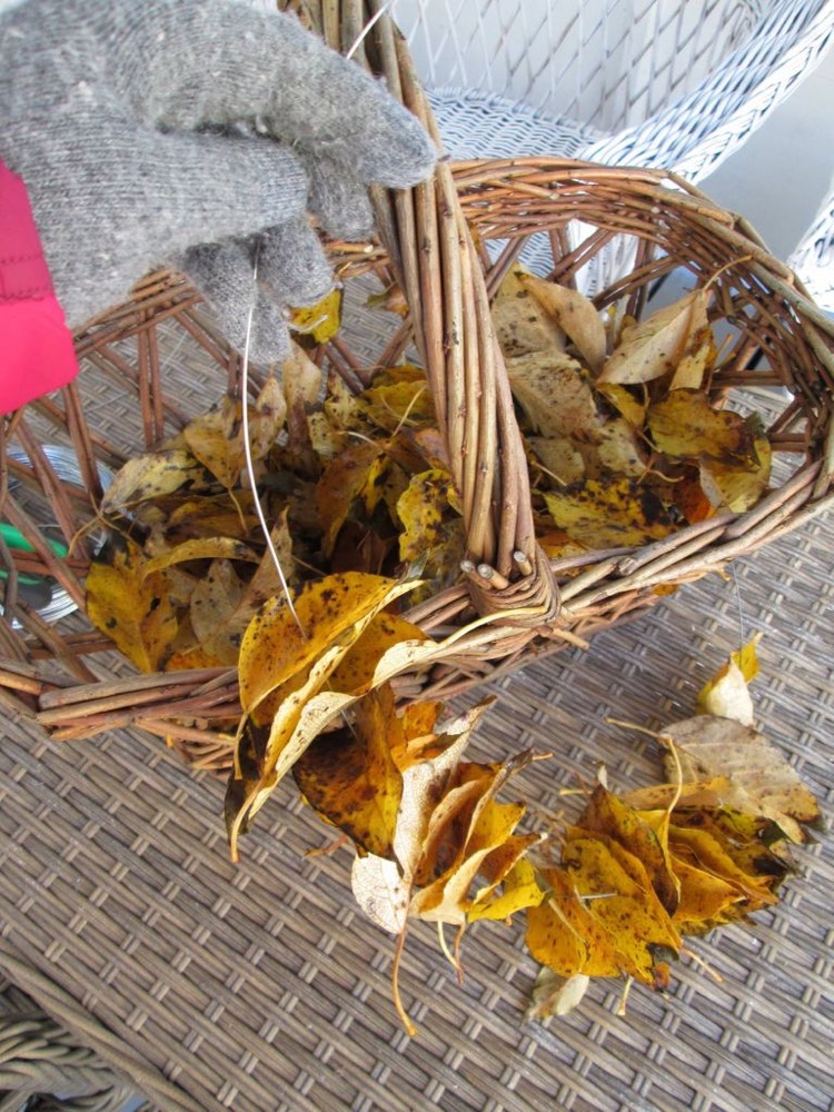 décoration automne -panier-feuilles-automne-jaunes-fil-métallique