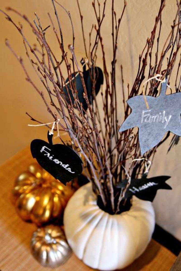 décoration automne -vase-citrouille-bouquet-brindilles-cartes-messages