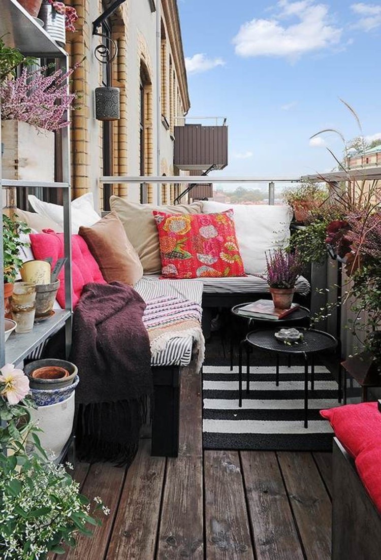 décoration balcon automne-bruyère-erica-rose-coussins-couvertures-tapis-extérieur