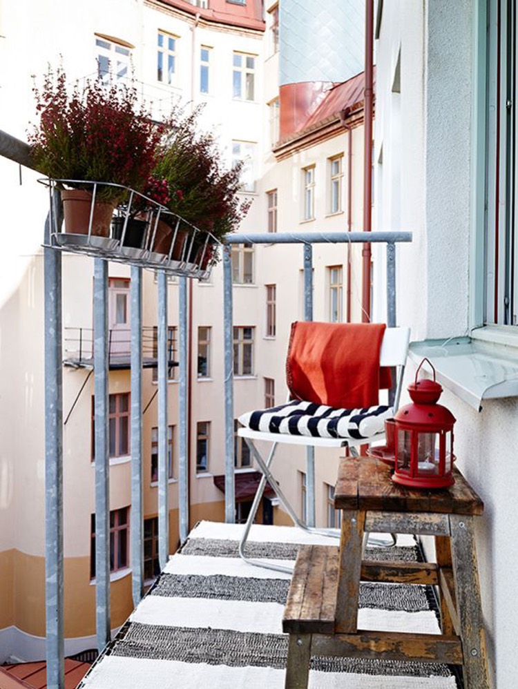 décoration balcon automne-jardinière-automne-tapis-extérieur-rayé-lanterne-rouge