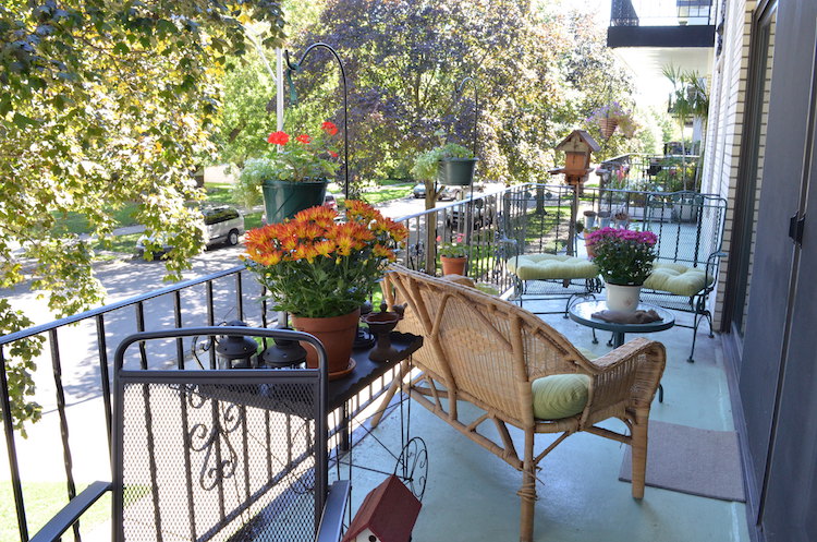 décoration balcon automne-jardinières-chrysanthèmes-galettes-vert-clair-lanternes