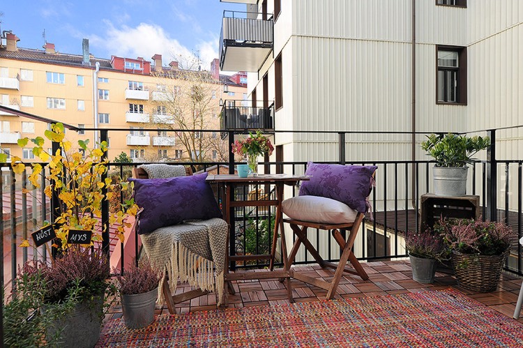 décoration balcon automne-tapis-extérieur-bariolé-coussins-lilas-bruyère-erica