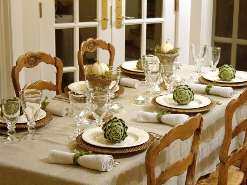 décoration-festive-table-salle-manger-automne-citrouilles-artichauts