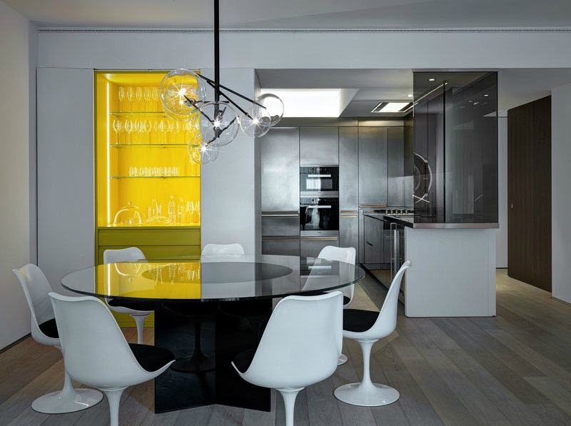 décoration d’intérieur cuisine-acier-inox-verre-fumé-noir-blanc-jaune