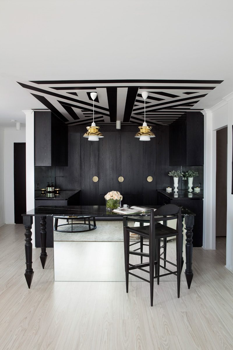 décoration d’intérieur cuisine-noir-blanc-plafond-motifs-géométriques