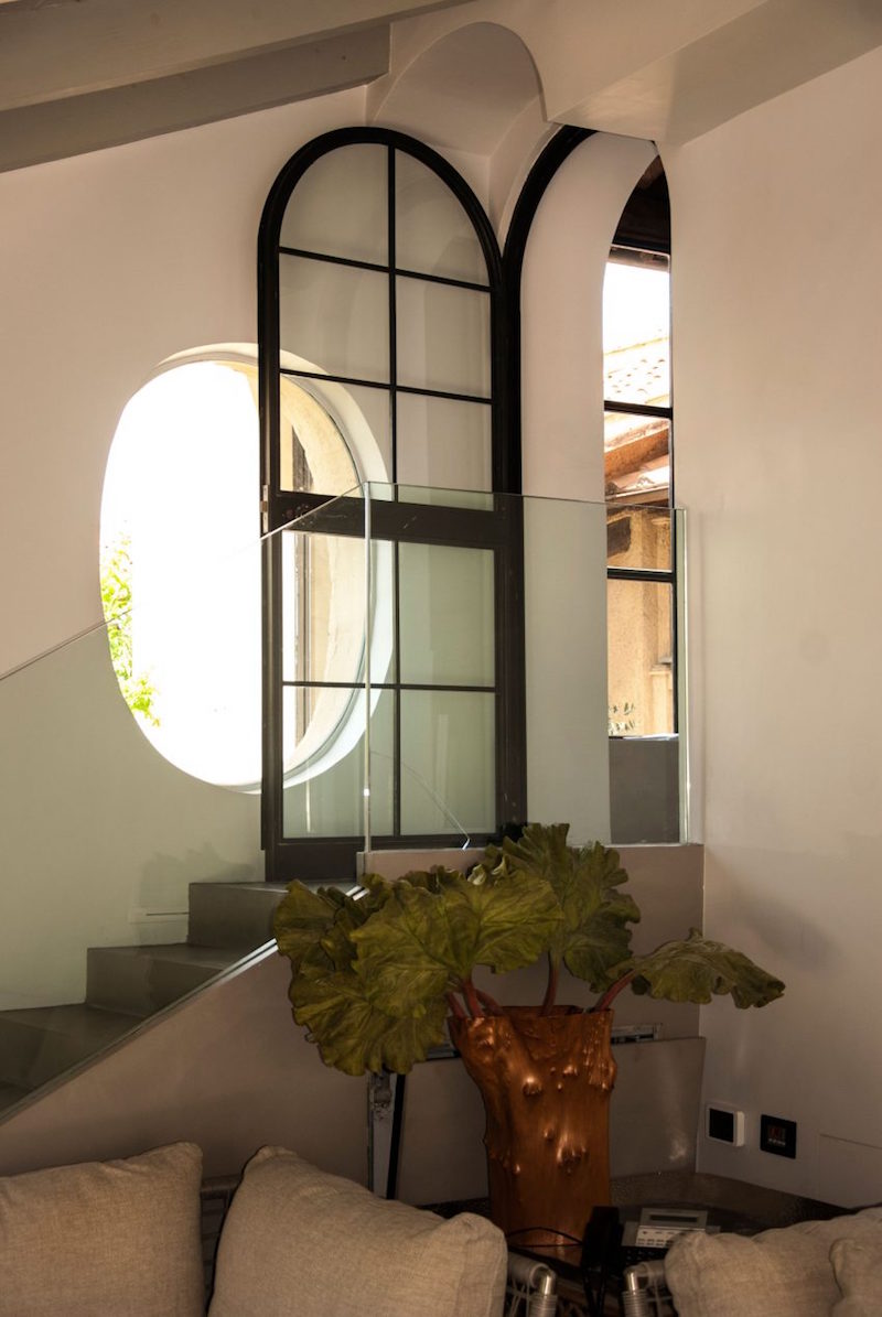 décoration-intérieur-originale-éclectique-porte-entrée-vitrée-forme-arc
