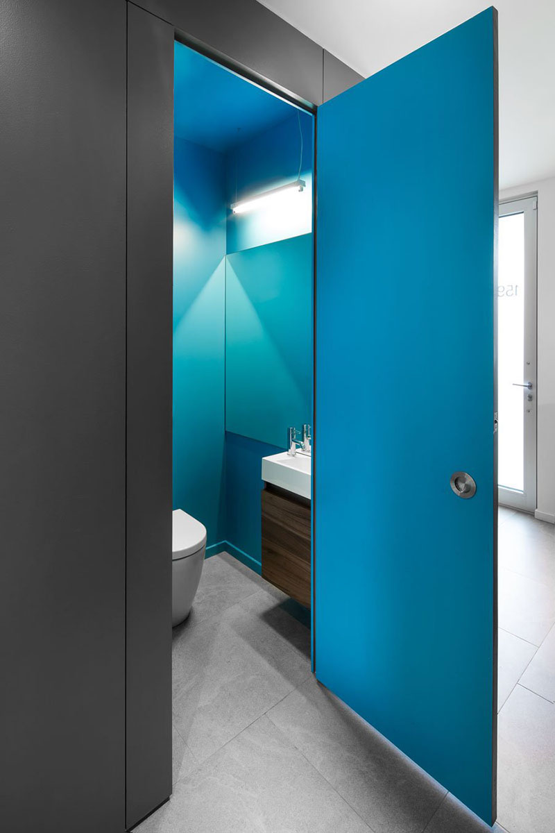 décoration-intérieur-peinture-bleue-salle-toilettes-moderne