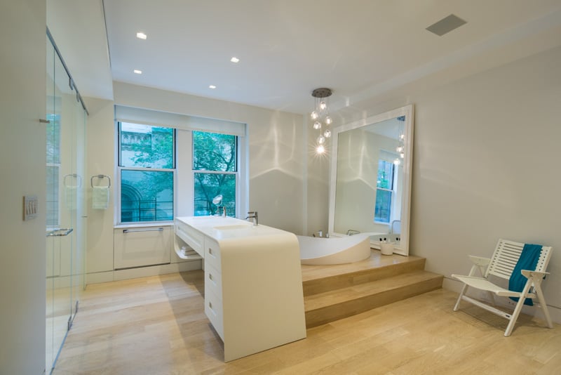 décoration-intérieur-salle-bain-moderne-blanc-bois-baignoire-encastrée-sol