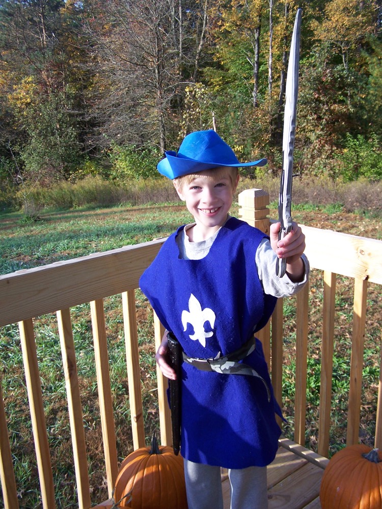déguisement Halloween enfant -costume-mousquetaire-chapeau-bleu-robe-bleue-épée