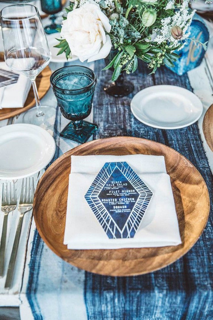 dressage de table -chemin-table-bleu-assiette-bois-verres-bleus