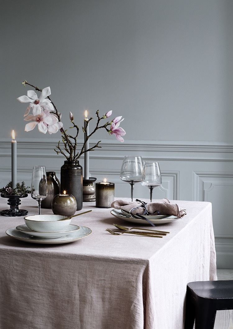 dressage de table -déco-pastel-nappe-rose-centre-table-magnolias