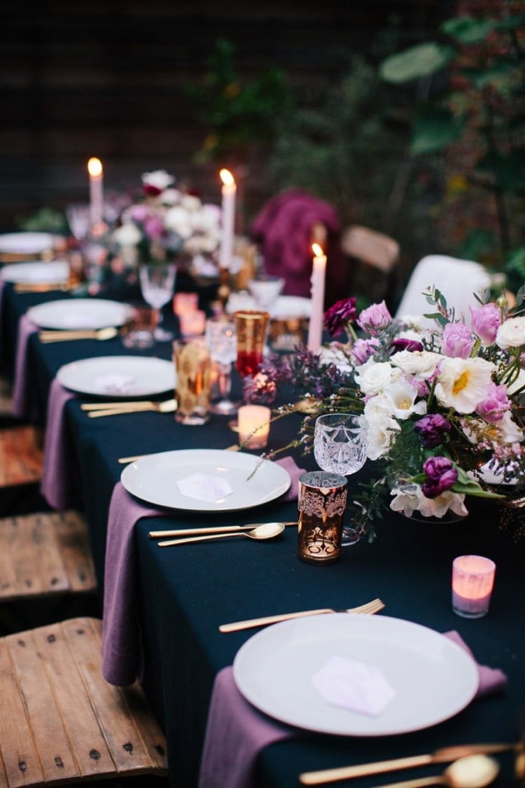 dressage de table -décoration-nappe-bleu-foncé-serviettes-violet-couverts-or-rose