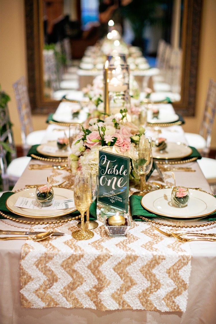 dressage de table -décoration-or-vert-émeraude-centre-table-floral