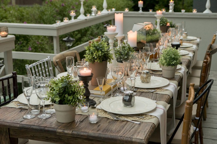 dressage de table -formelle-bougies-cylindriques-plantes-pots-set-table-tressé