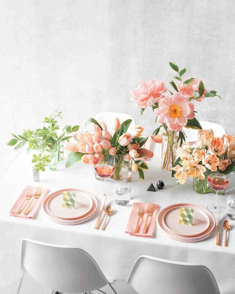 dressage de table -pâques-centre-table-tulipes-assiettes-roses