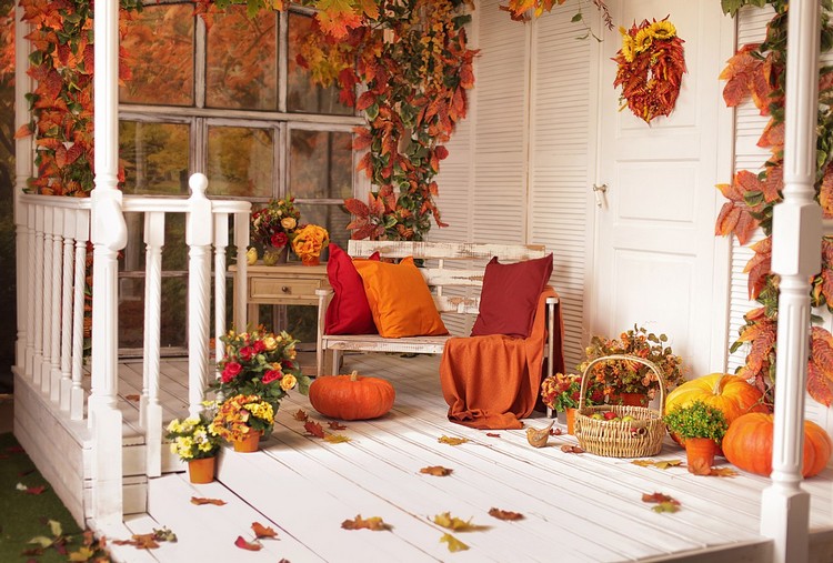 décoration-extérieure-automne-porche-véranda-bois-coussins