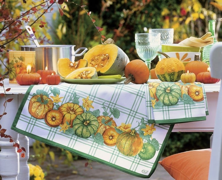 décoration-extérieure-automne-table-manger-nappe-bougies-citrouilles