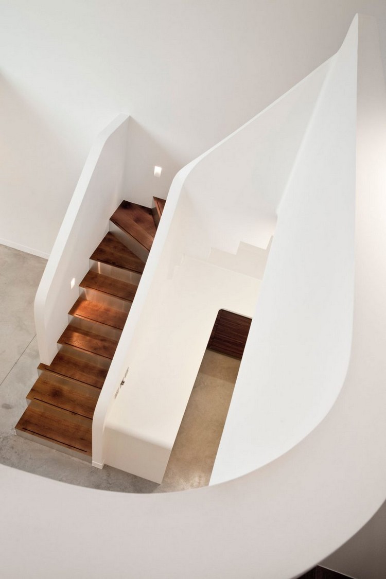 escalier bois massif-demi-trounant-peinture-garde-corps-blanc