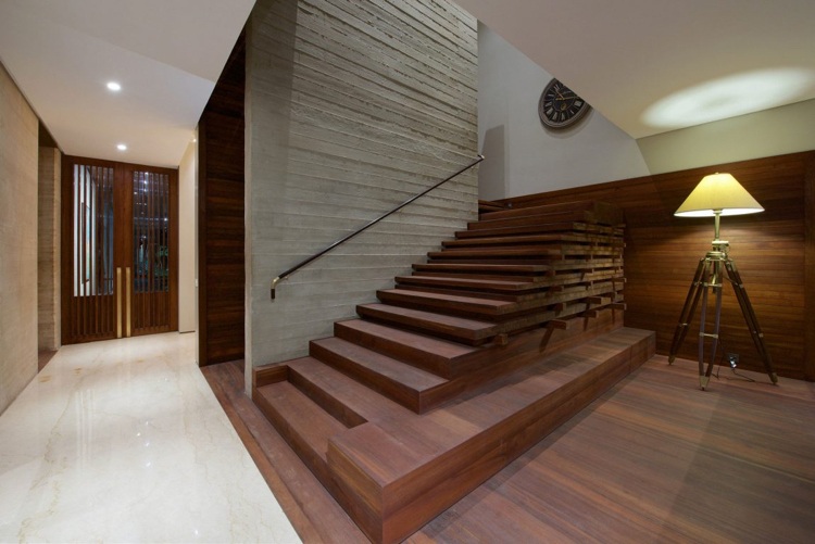 escalier-intérieur-bois-massif-main-courante-palissandre