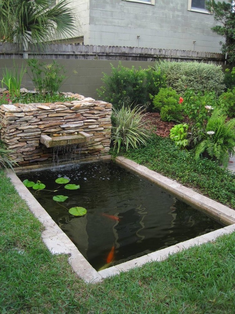 étang de jardin moderne -enterré-carpes-koi-fontaine-pierre-naturelle