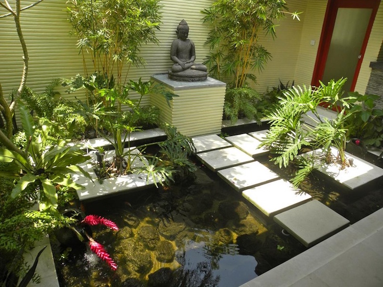 étang de jardin moderne -passage-gué-végétaux-statuette-Bouddha