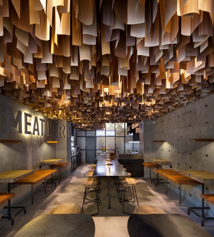 faux plafond bois suspendu suspendu-restaurant-luxe-idée