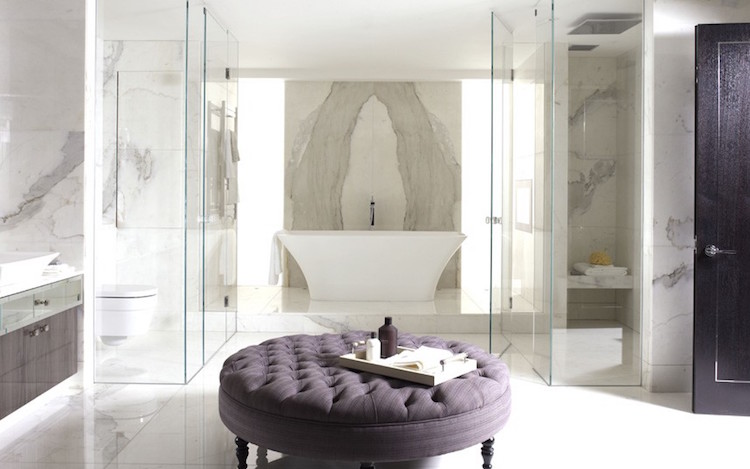 grande-salle-bain-marbre-luxe-ottoman-tissu-capitonné