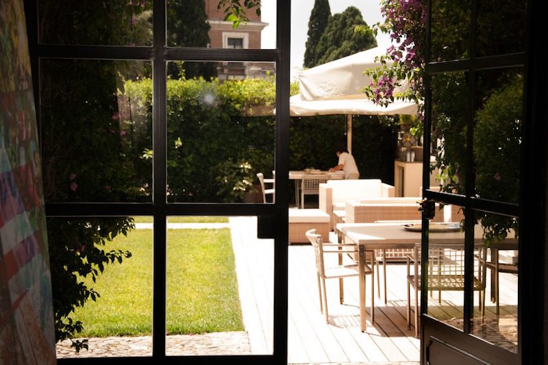 idées-mobilier-jardin-métal-résine-tressée-beige-style-sobre-élégant