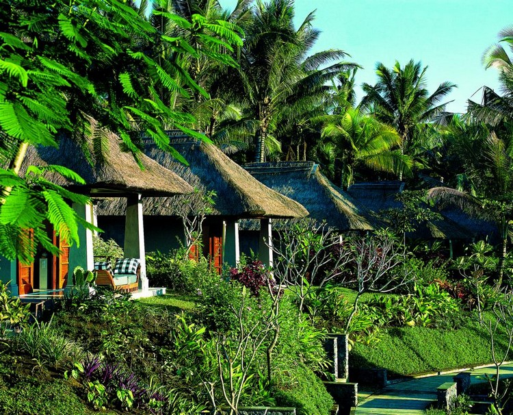 jardin tropical cabanes-exotiques-végétation-foisonante
