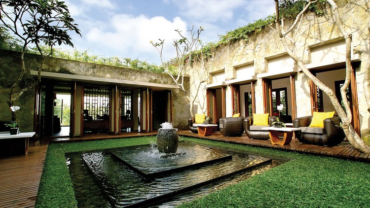 jardin tropical cour-intérieur-jardin-bassin-eau-fontaine.