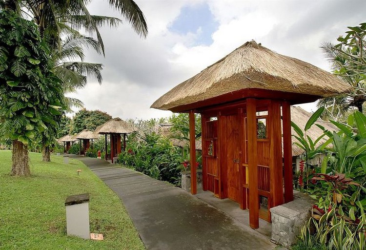 jardin-tropical-hôtel-luxe-spa-resort-entrée-allée-dalles-pierre