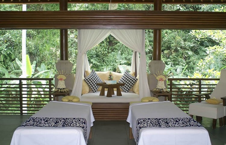 jardin-tropical-intérieur-spa-luxe-chambre-canapé-baldaquin