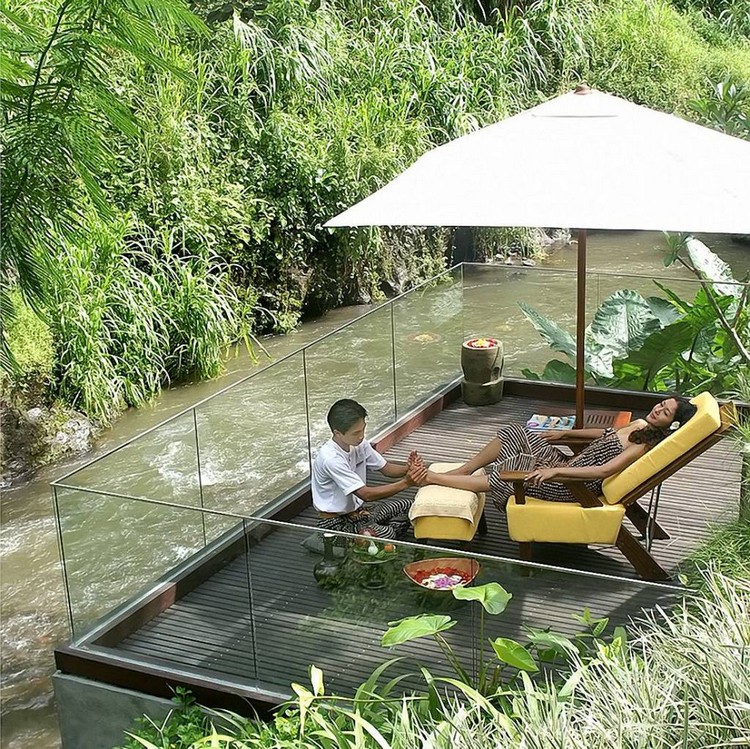 Femme De Détente Dans La Piscine Avec De L'eau Bleu Profond Dans Le Jardin  Tropical De Bali. Soins De La Peau Bio Spa, Mode De Vie Sain, Jacuzzi  Banque D'Images et Photos