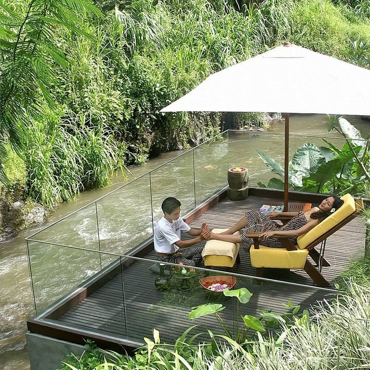 jardin-tropical-maya-resort-bali-rivière-terrasse-parasol