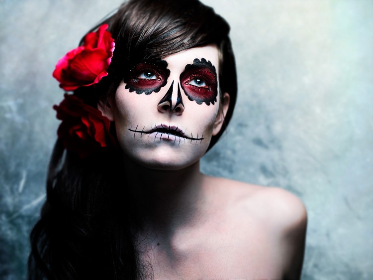 maquillage-halloween-femme-2016-tête-mort-fleur-cheveyx