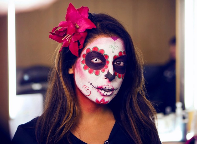 maquillage-halloween-femme-2016-tête-mort-fleur-rouge-blanc