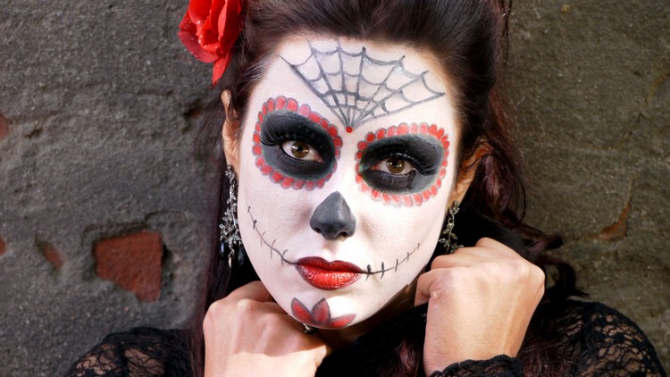 maquillage-halloween-femme-2016-tête-mort-noir-blanc-rouge
