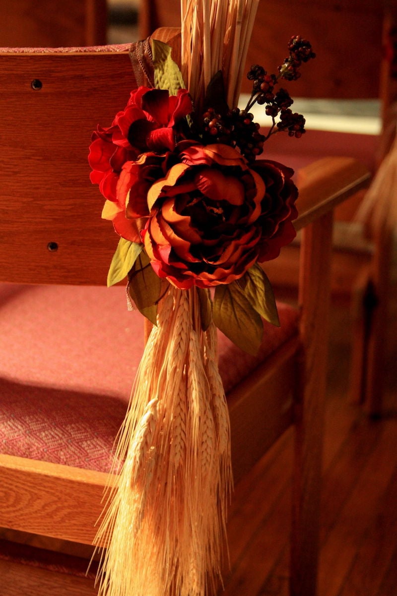 mariage-automne-idées-décoration-chaises-invités-épis-blé-fleurs-saison