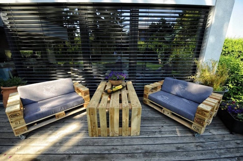 meuble-palette-bois-terrasse-ensemble-fauteuils-roulettes-table-basse
