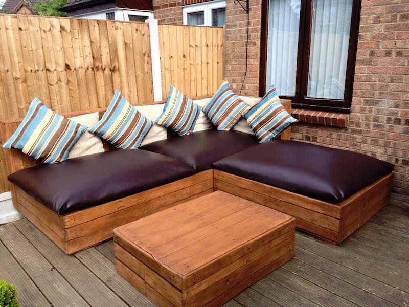 meuble en palette de bois terrasse-jardin-grand-canapé-angle-table-basse