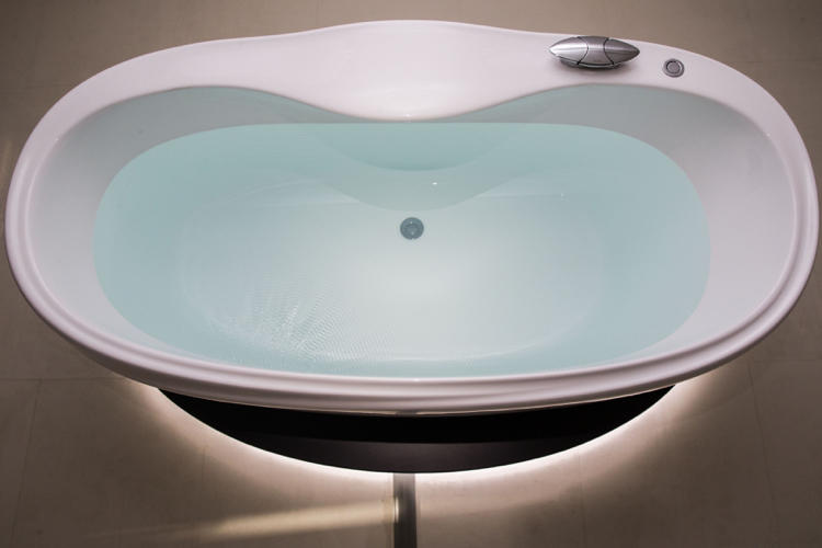 meubles-salle-bain-design-baignoire-luxe-forme-ovale